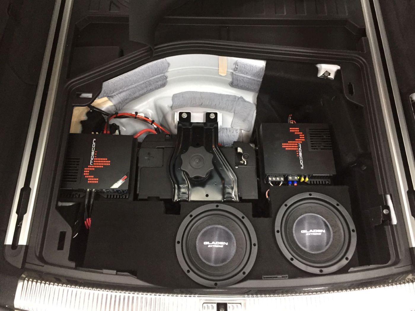 Audi A4 B9 Subwoofer Reserveradmulde Gladen